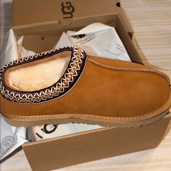 Brand New in Box Women’s Ugg’s size 9 pls make sure to read description - Picture 3 of 10